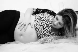 Unlock better sleep during pregnancy! Research reveals how mood, age & more affect rest. Discover expert tips for a healthy pregnancy & baby.